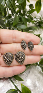 Studs Hematite
