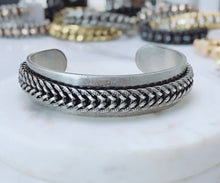 Cargar imagen en el visor de la galería, Georgianna and Kelly Cuff Tova